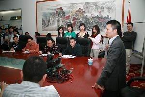 分時傳媒董事長兼CEO聽到四川地震的消息，夜不能寐，立即召開動員大會，號召全體員工為災區(qū)捐款，并親自帶頭捐贈了50萬人民幣。在何總的帶領了，全公司上下都紛紛解囊，經(jīng)統(tǒng)計核實，無一人未捐。