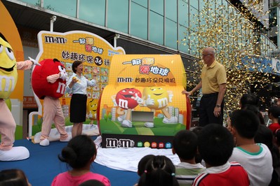 在沃爾瑪商場舉行的“一起‘趣’愛地球”環(huán)?；顒游舜笈櫩? width=