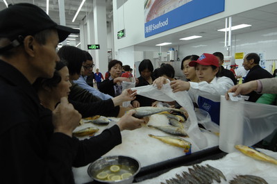 杭州山姆店開業(yè)第一天，顧客踴躍搶購新鮮的黃魚