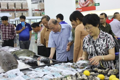 蘇州山姆會(huì)員店開業(yè)第一天，顧客選購(gòu)新鮮的海鮮產(chǎn)品