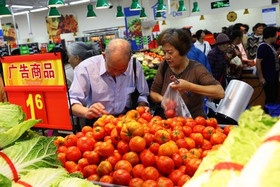 沃爾瑪云南普洱縣全新門店開業(yè)當日，顧客在選購優(yōu)質低價的生鮮商品
