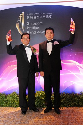 OUE Hospitality REIT Management 的執(zhí)行長 Chong Kee Hiong 先生代表君華酒店集團(tuán)在頒獎典禮上接受獎項。