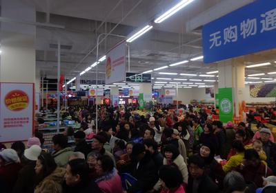 沃爾瑪云南昆明昌源中路店盛大開(kāi)業(yè)，商場(chǎng)內(nèi)人頭涌涌，工作人員馬不停蹄